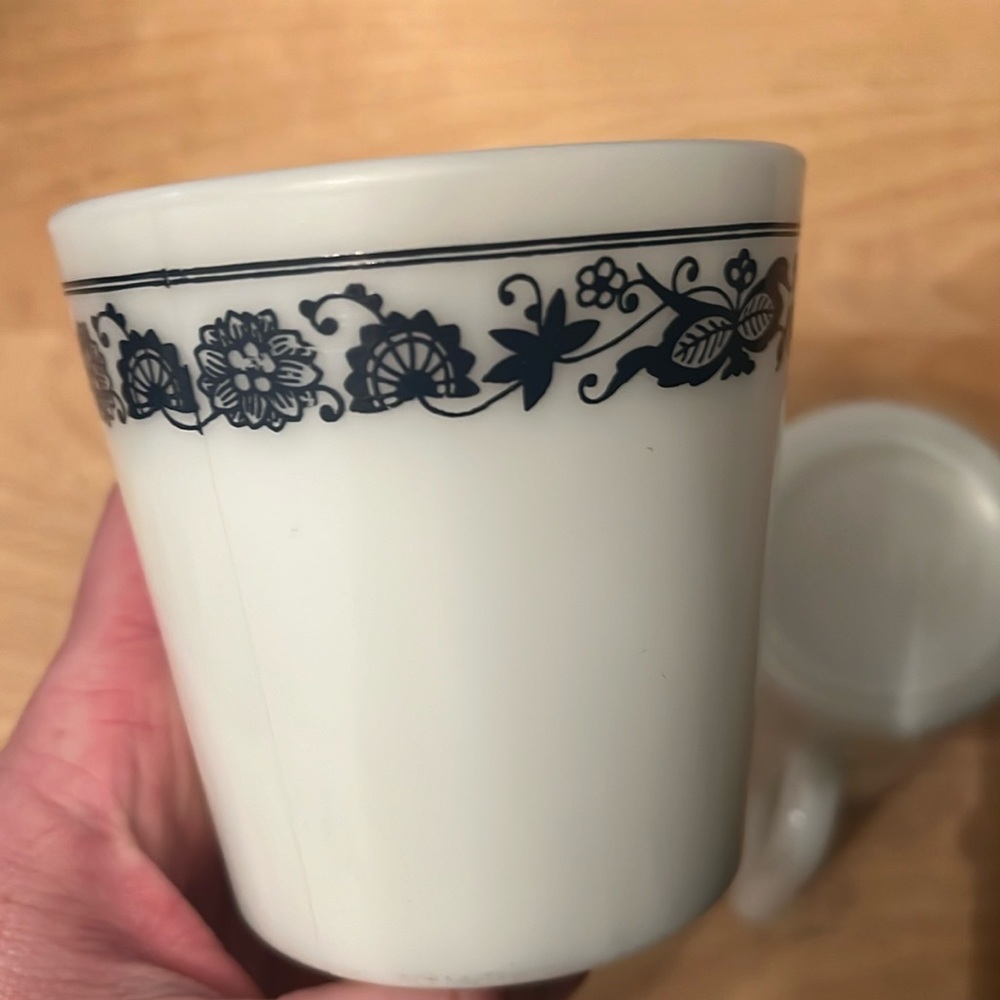 Set of 2 vintage Pyrex 1410 white & blue coffee mugs Old Town Blue pattern - Picture 5 of 6